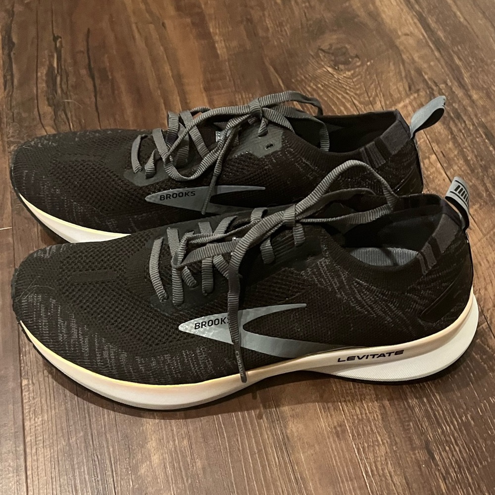 NEW Women’s Brooks Size 9 Black White Levitate 4